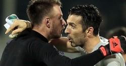 FLORENCE, ITALY - DECEMBER 05: Neto of ACF Fiorentina and Gianluigi Buffon of Juventus FC during the Serie A match between ACF Fiorentina and Juventus FC at Stadio Artemio Franchi on December 5, 2014 in Florence, Italy.  (Photo by Gabriele Maltinti/Getty Images)
